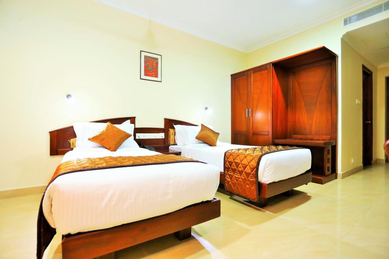 Hotel White City North Paravur エクステリア 写真